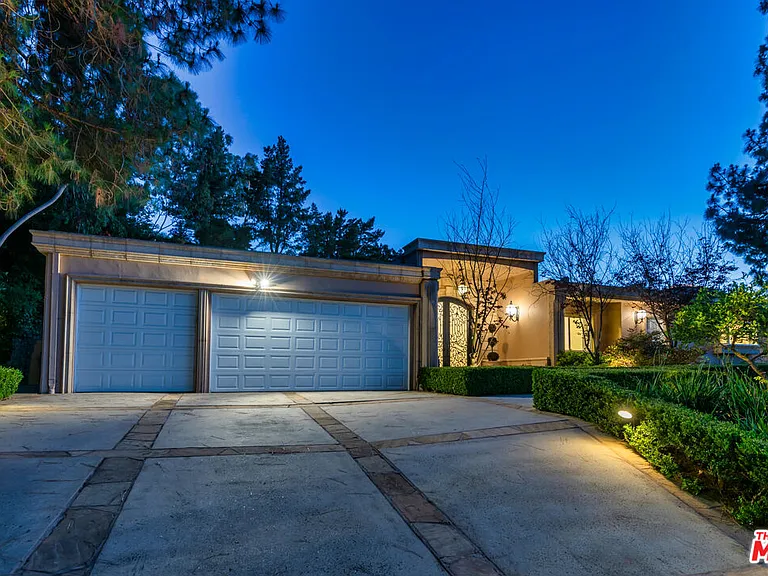 1915 Loma Vista Dr — Photo 2