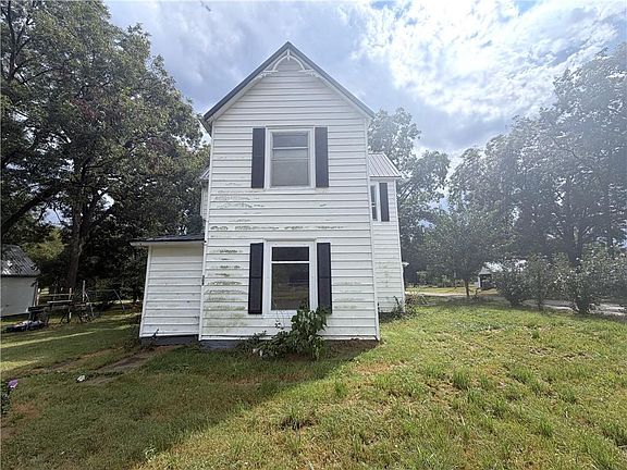 4th image of 305 Mansur St