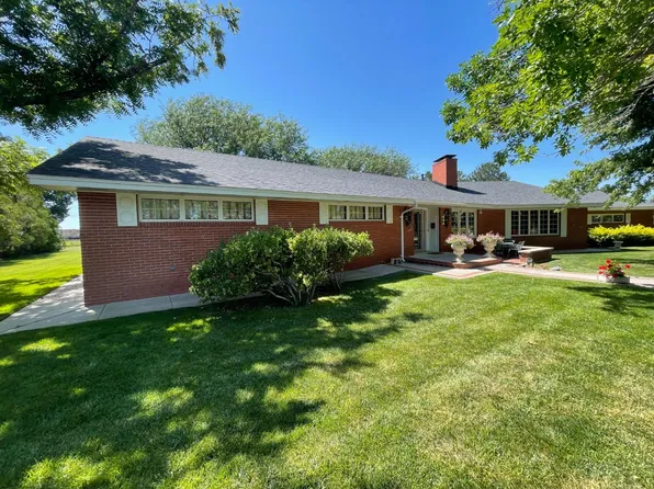 221 N Jackson St, Hugoton, KS 67951