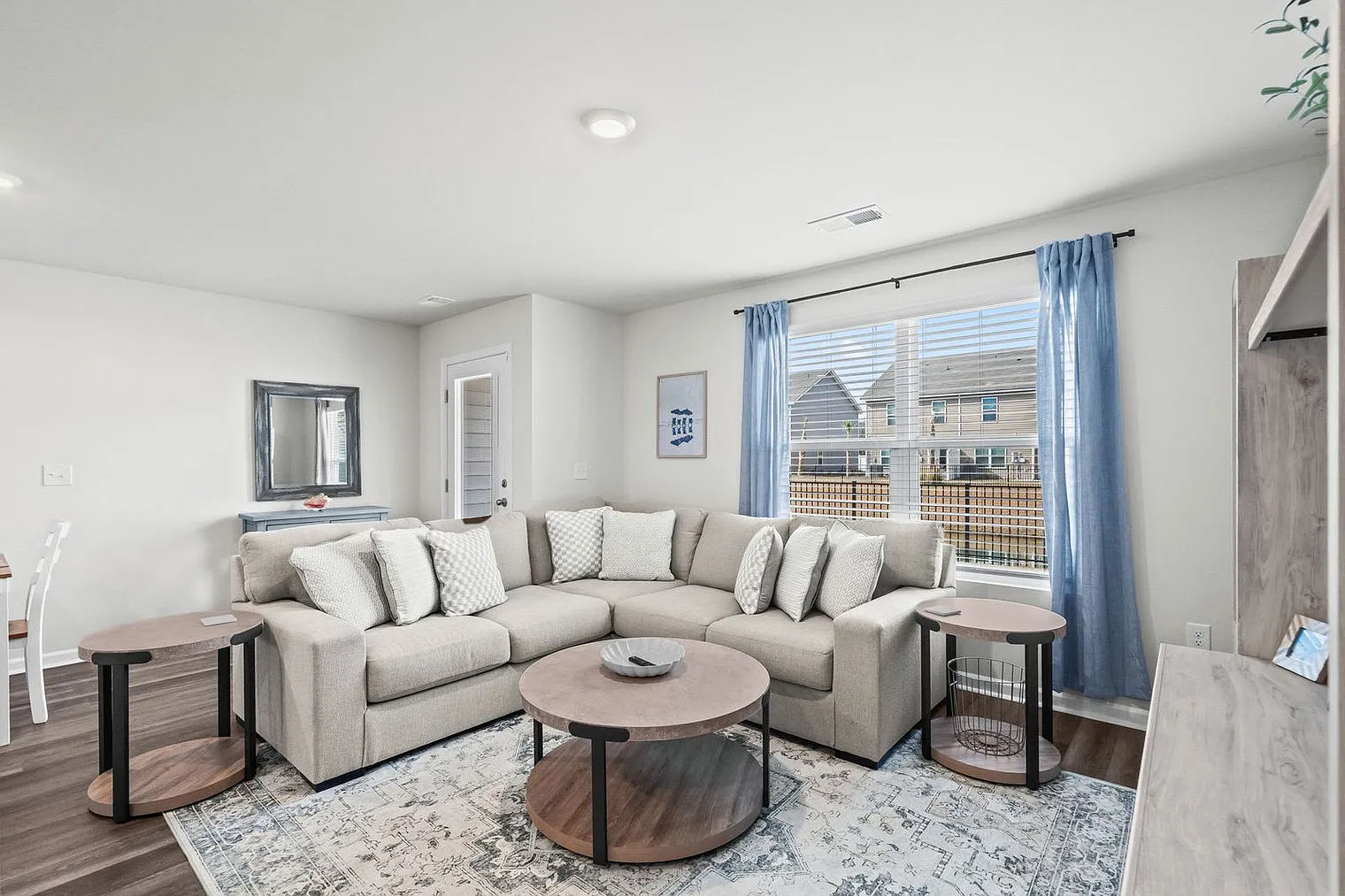 3 bed, 2.0 bath, 1410 sqft, $3,644 — Photo 3