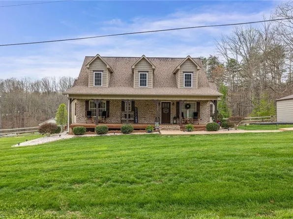 1166 Fieldcrest Dr, Walnut Cove, NC 27052