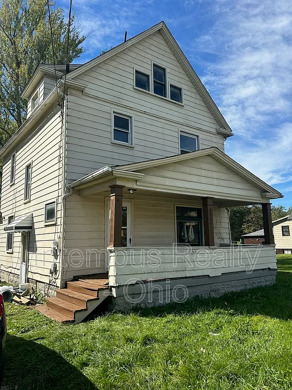 3 bed, 1.0 bath, 1319 sqft, $1,000 — Photo 1
