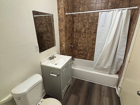 5th image of 811 W 40th Pl
