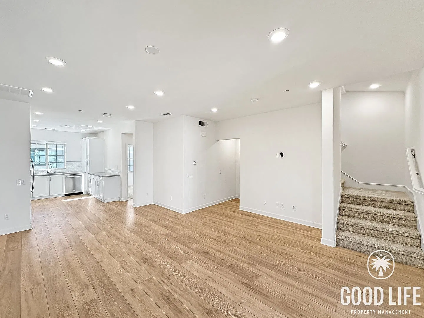 Sd: 2bd/2ba Townhome In Oceanside W/ Top-Floor Primary Suite & Covered Balcony! — Photo 2