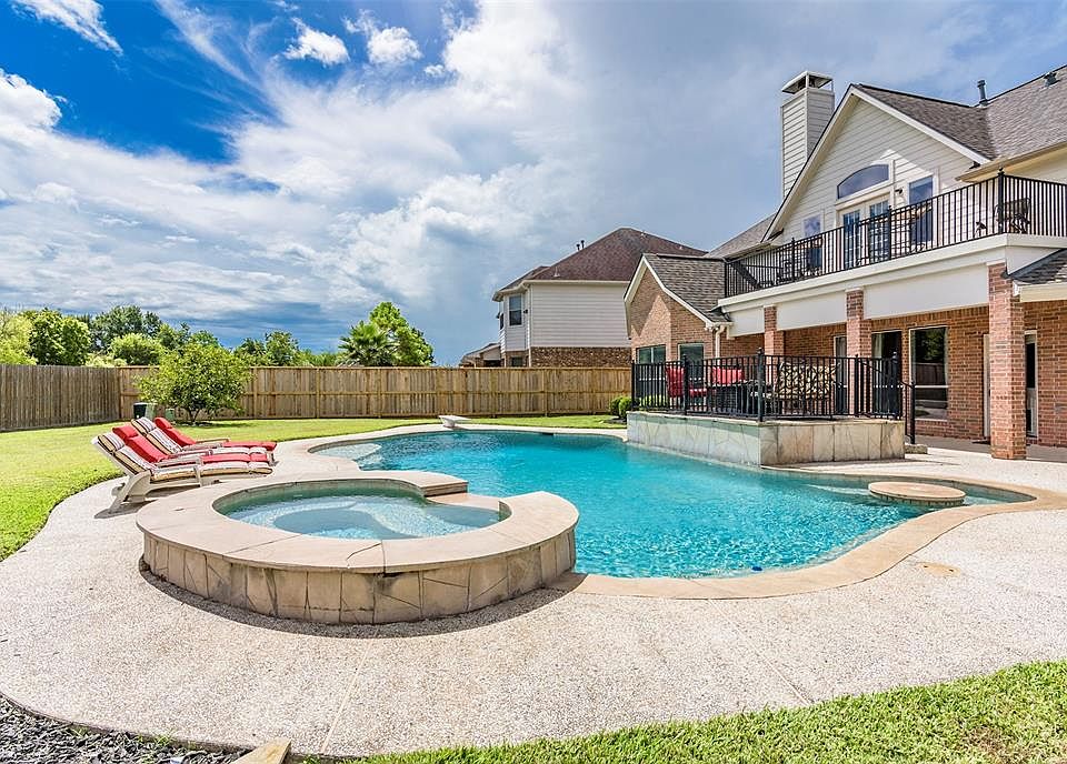 1st image of 301 Lancaster Ln