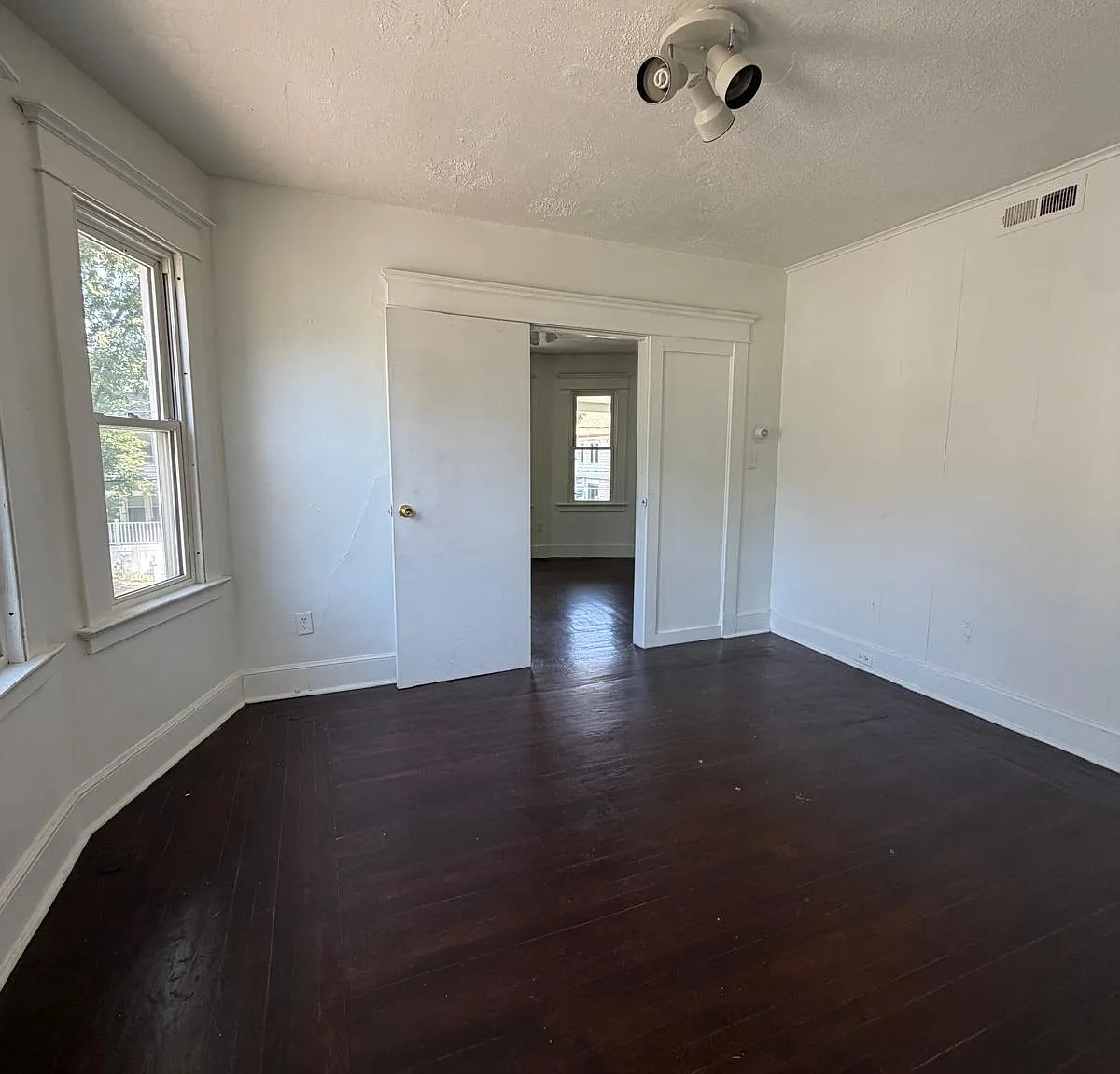 2 bed, 1.0 bath, 1099 sqft, $1,850 — Photo 3