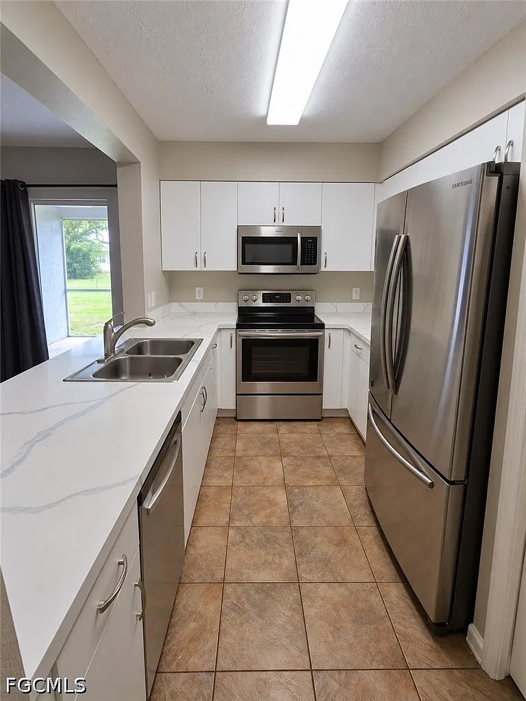 2 bed, 2.0 bath, 1001 sqft, $1,600 — Photo 2