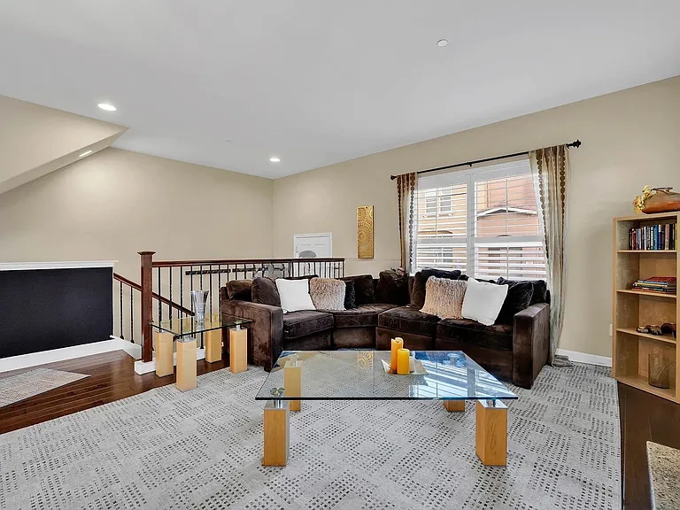261 Esfahan Ct — Photo 4