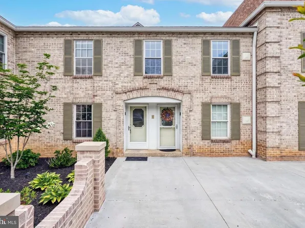1000 Country Club Rd #8, York, PA 17403