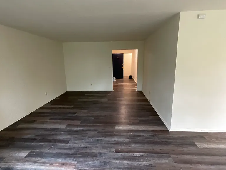 Country Club Apartments — Photo 22