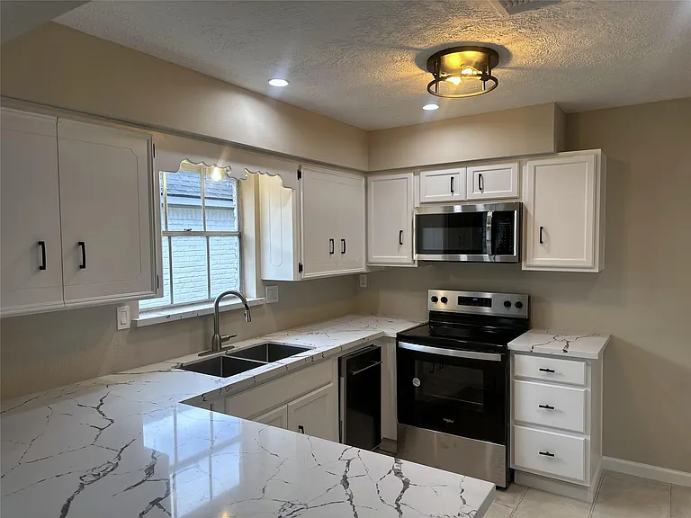 10902 Bob White Dr — Photo 5