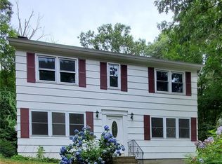 10 Nutmeg Dr, Gales Ferry, CT 06335