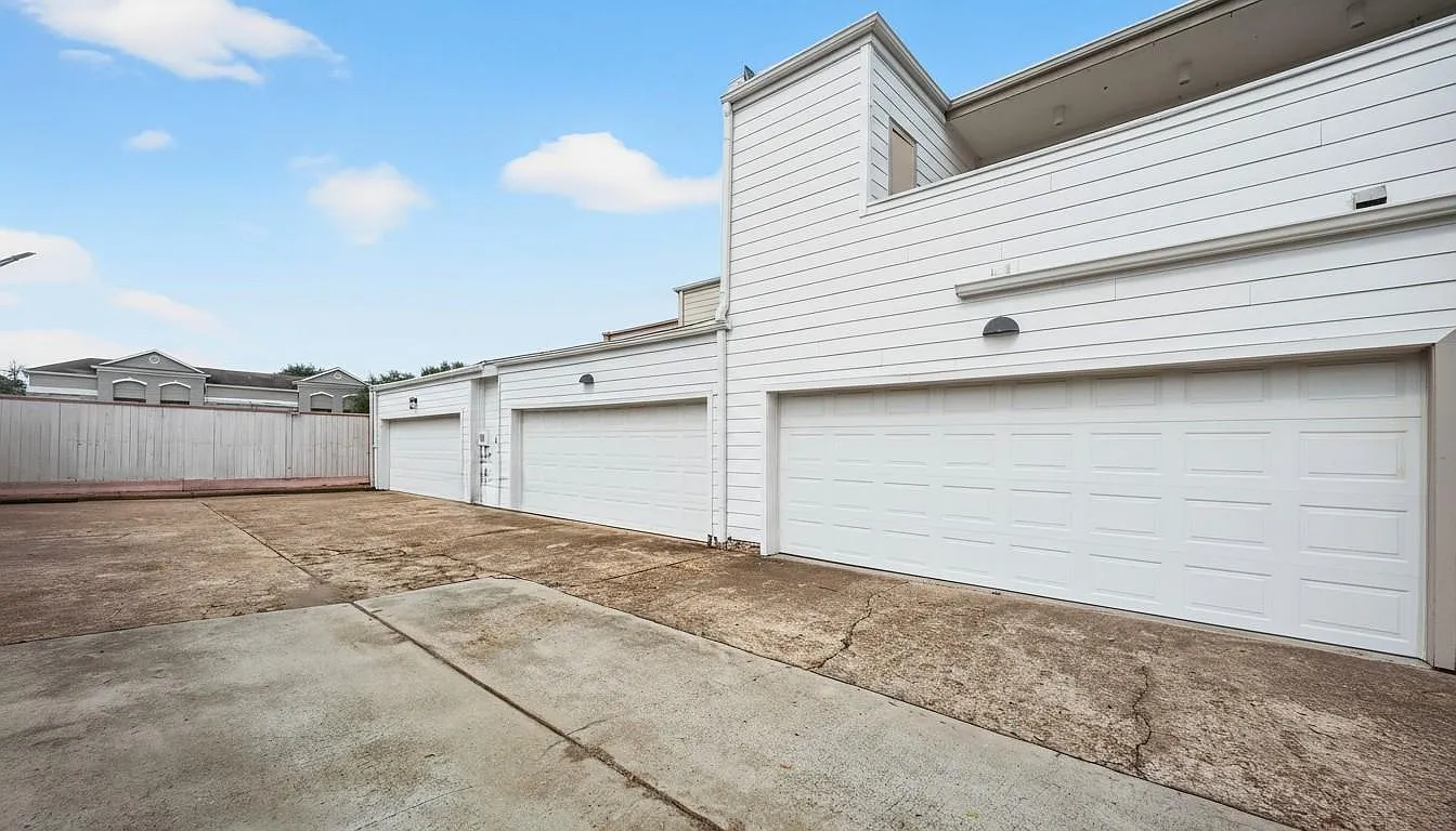 2 bed, 2.5 bath, 2200 sqft, $2,300 — Photo 4