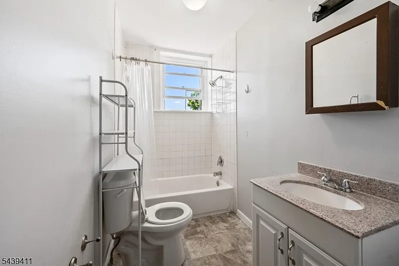 2 bed, 1.0 bath, $2,200 — Photo 2