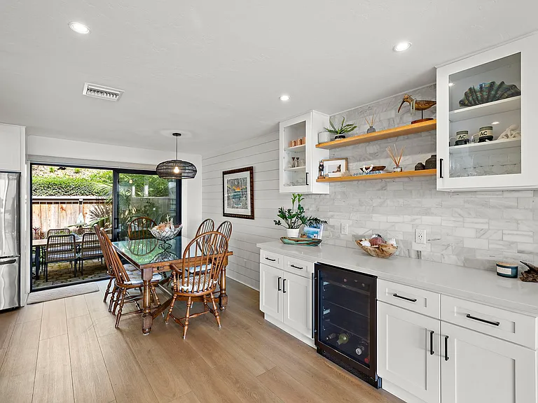 DINING/BAR