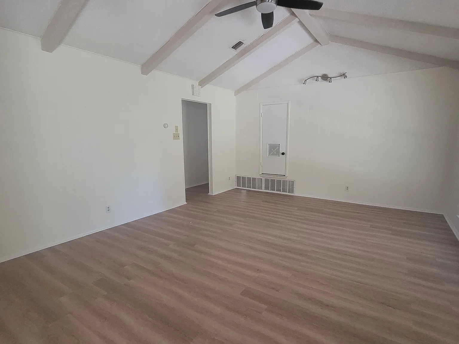 3 bed, 2234 sqft, $2,200 — Photo 3