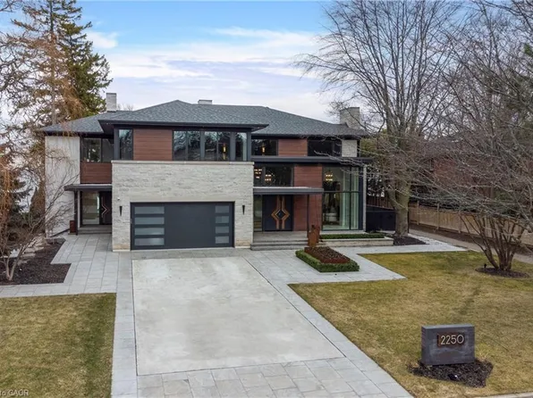 2250 Chancery Ln W, Oakville, ON L6J 6A3