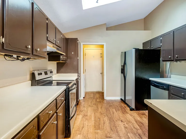 2060 Cambridge Cir — Photo 12