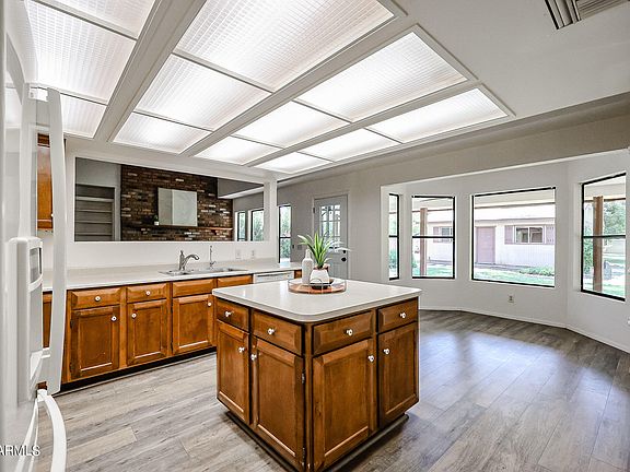 4th image of 3231 W Orangewood Avenue