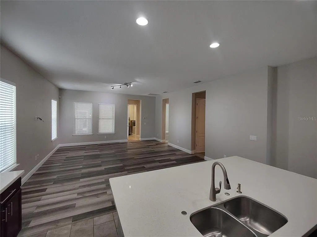 4 bed, 2.5 bath, 2054 sqft, $3,299 — Photo 4
