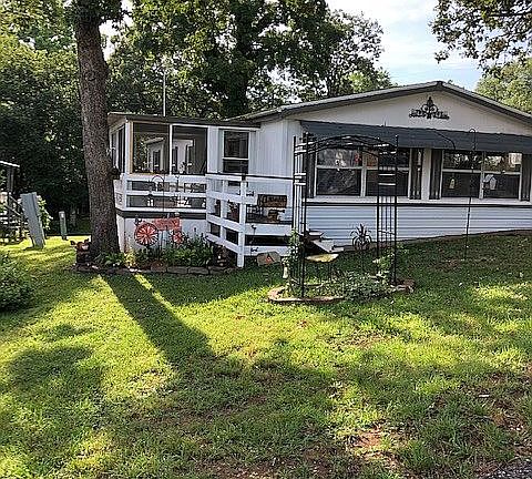 3rd image of 32 Coachlight Ln