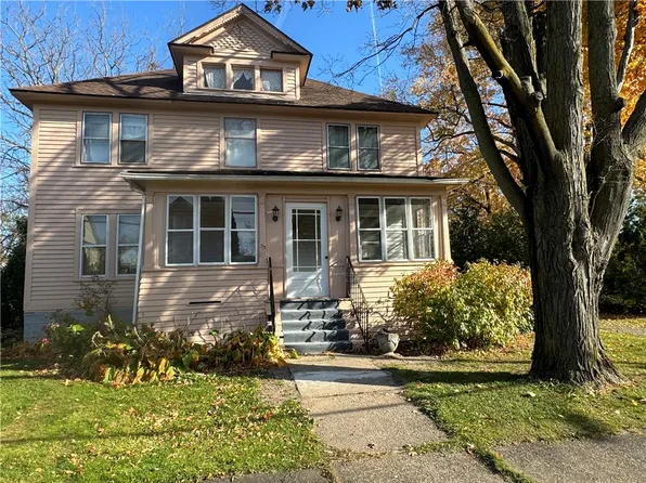 33 N Clinton St, Albion, NY 14411