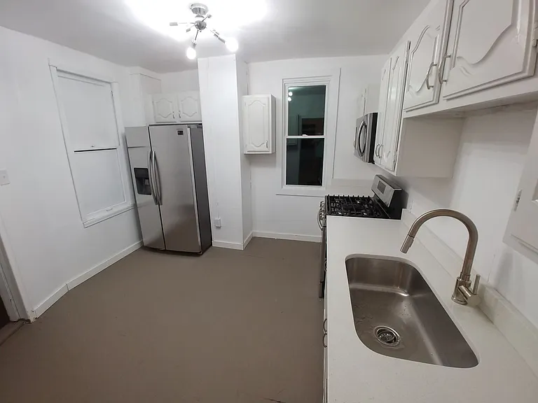 640 Lillian St — Photo 6
