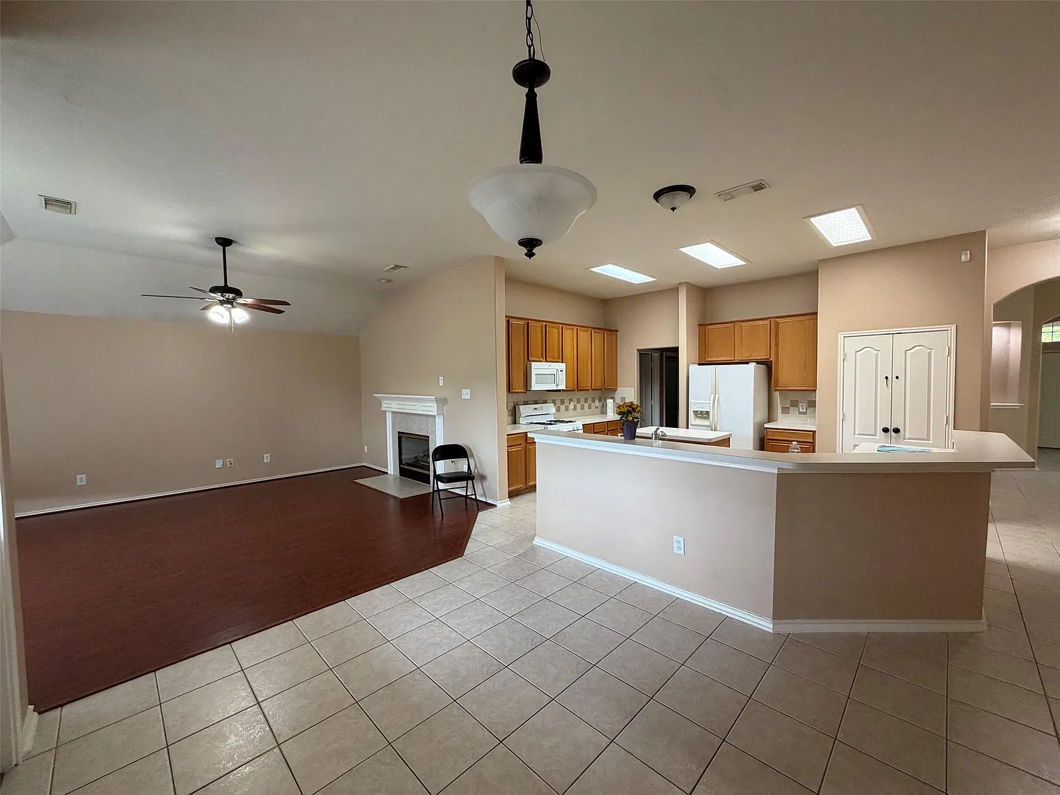 4 bed, 2.0 bath, 2228 sqft, $2,150 — Photo 2