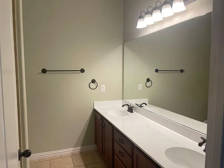 2444 Sunderland Ln — Photo 10