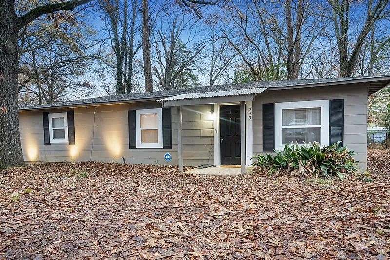 3 bed, 1.0 bath, 1188 sqft, $1,350 — Photo 1