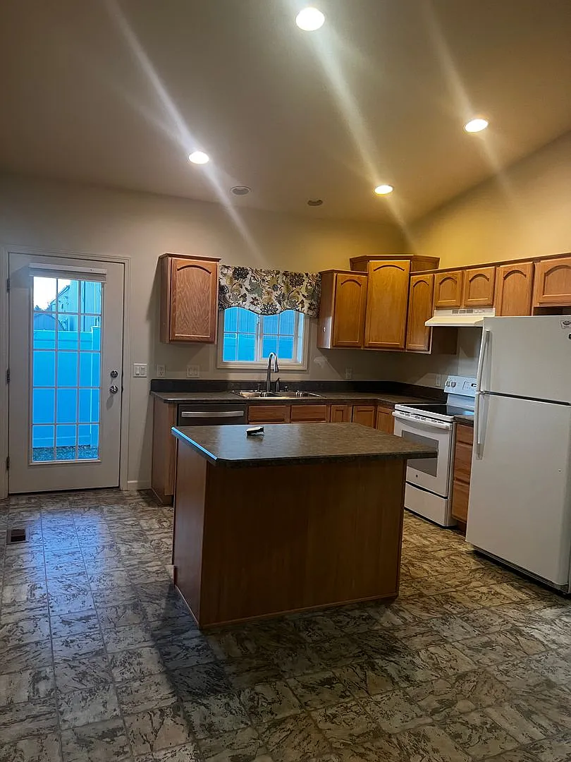 3 Bedroom/ 2 Bathroom House on the West End — Photo 4