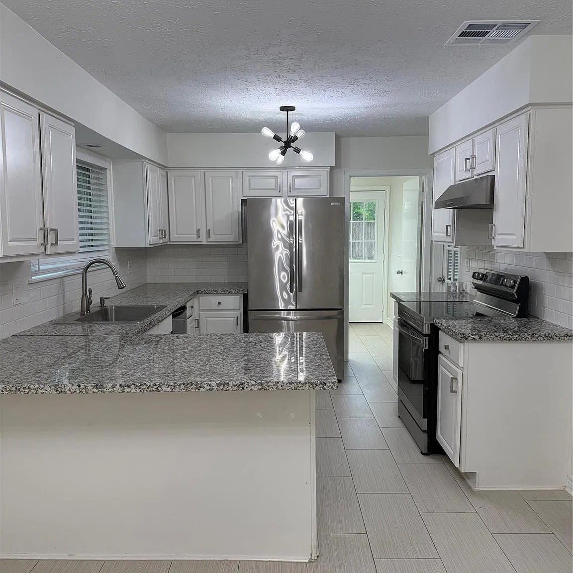 3 bed, 2.5 bath, 1884 sqft, $1,975 — Photo 2
