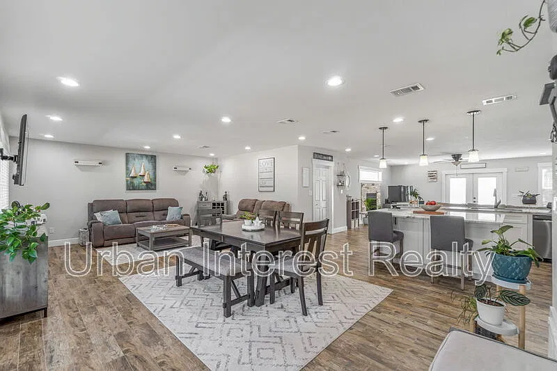4 bed, 2.0 bath, 2005 sqft, $2,650 — Photo 3