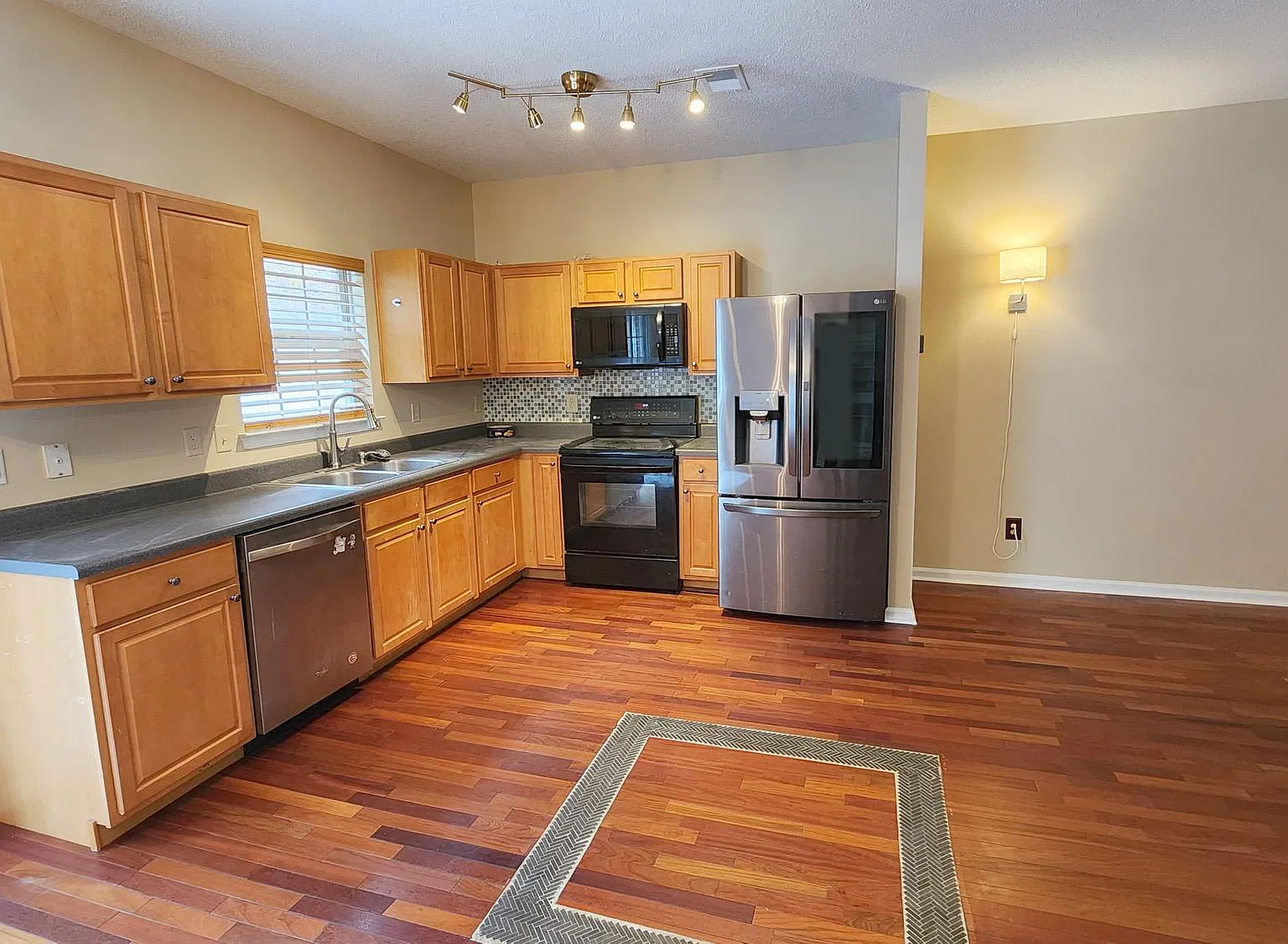 3 bed, 1602 sqft, $2,050 — Photo 3