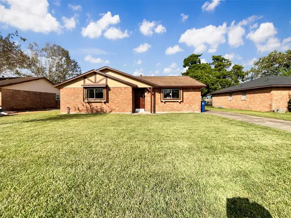 205 Bastrop St, Angleton, TX 77515