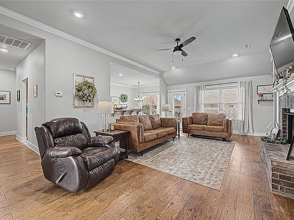 5th image of 951 Trailwood St