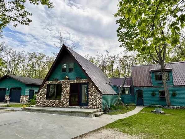 3334 Pleasant View Dr, Lewiston, MI 49756