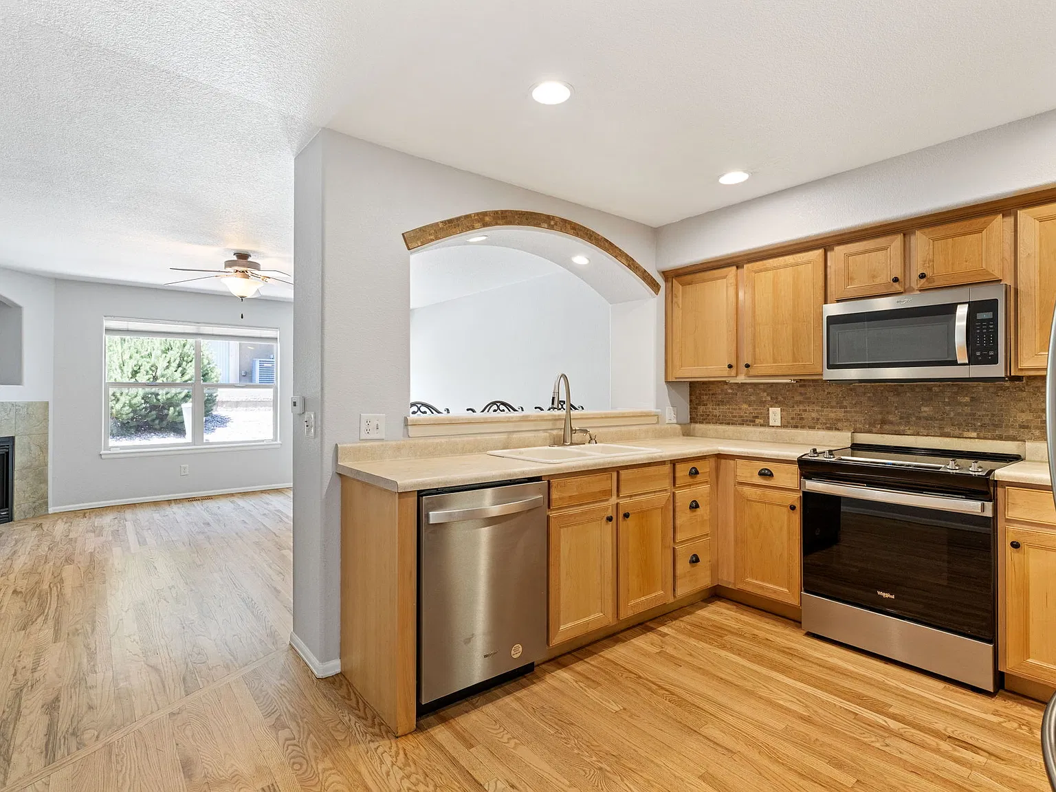 3 bed, 3.5 bath, 1767 sqft, $2,400 — Photo 2