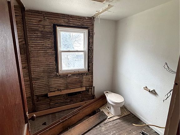 5th image of 1534 Gross Ave NE