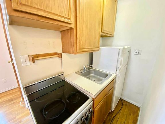 3rd image of 284 W 12th St APT 11