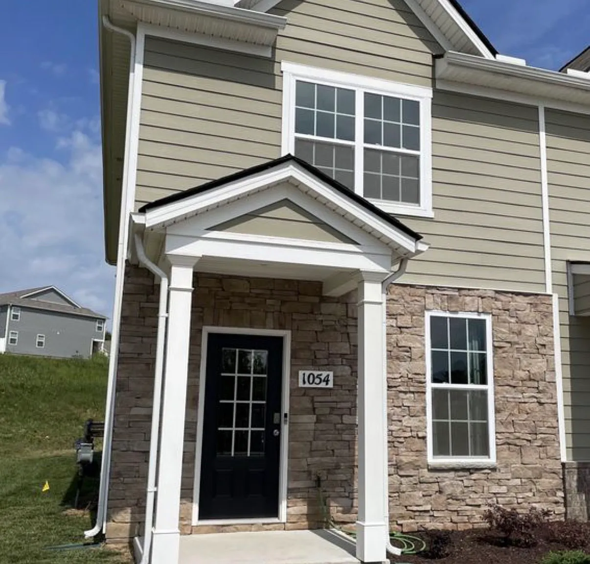 3 bed, 2.5 bath, 1422 sqft, $1,949 — Photo 1