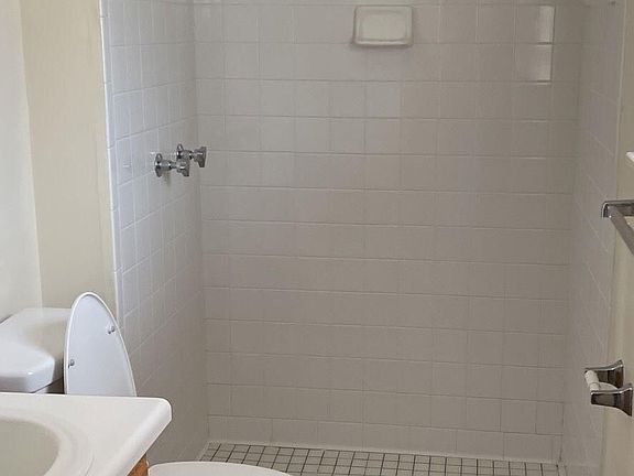 5th image of 105 Royal Dr