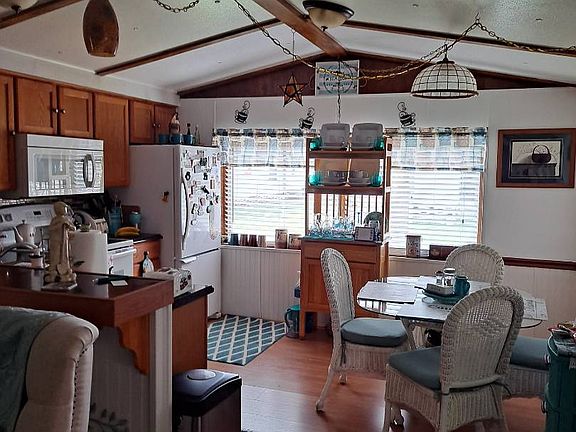 3rd image of 51 Woodside Ln