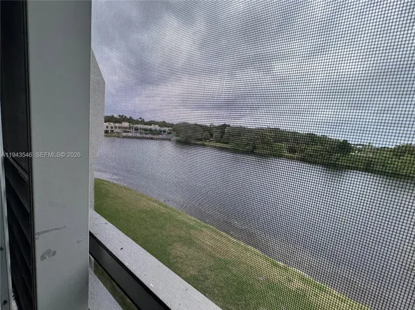 9450 Poinciana Pl APT 405, Davie, FL 33324