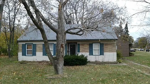22101 Morton Ave photo 1