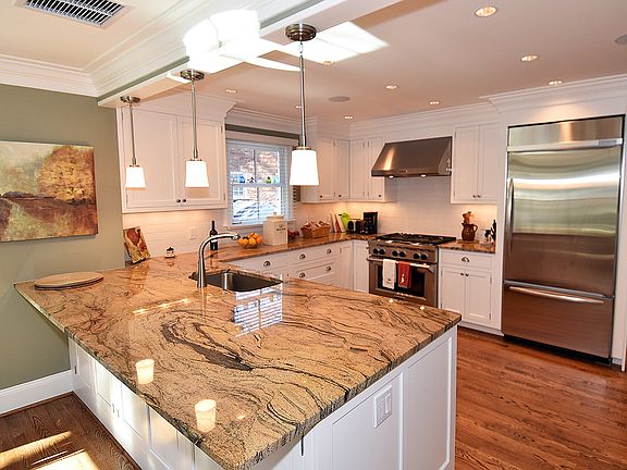 Kitchen w/granite counters