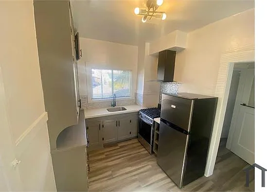 323 E 15th St #325 — Photo 4