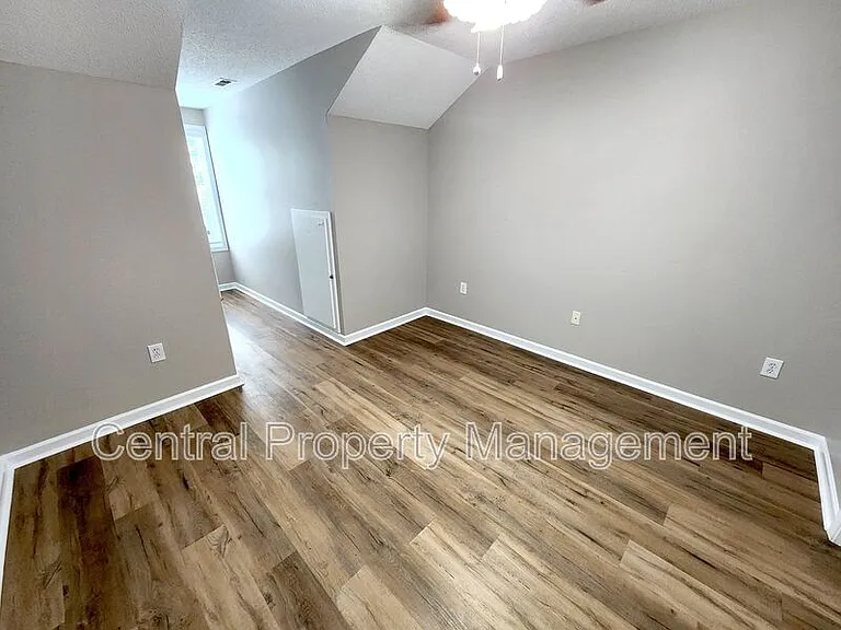 303 Rexford Dr — Photo 22