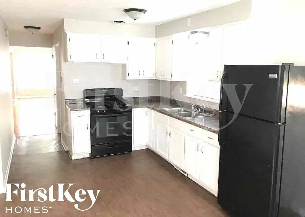 4 bed, 2.0 bath, 1857 sqft, $2,795 — Photo 4