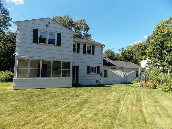 3rd image of 10 Oakwood Ln